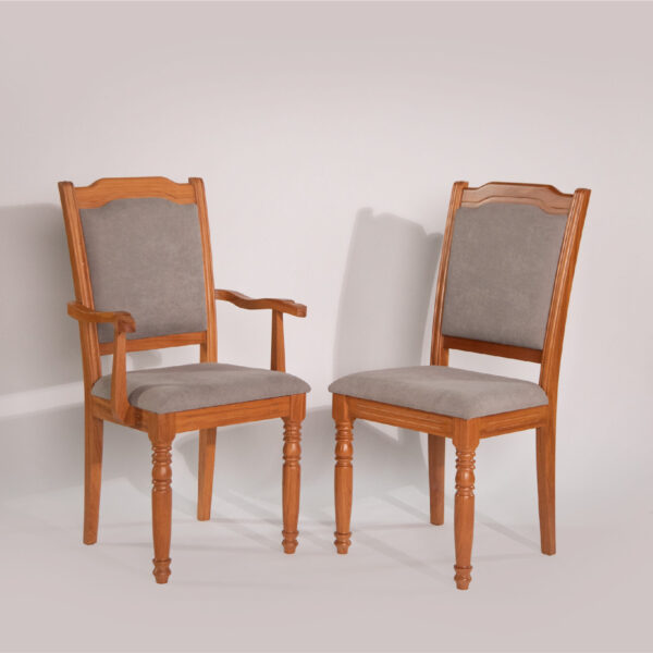 Chaise en bois massif